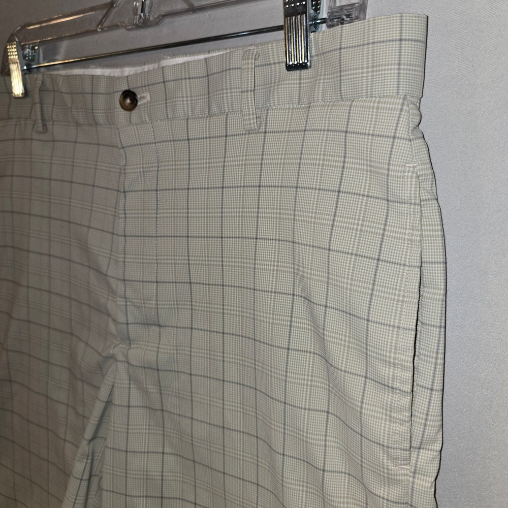 Greg Norman Golf Shorts 34 Mens Beige Plaid Flat Front Performance Stretch - Picture 2 of 7